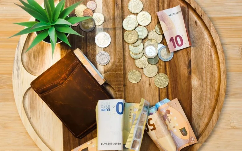 Kairį delną staiga ima niežėti: pinigų ženklas turi kelias skirtingas reikšmes