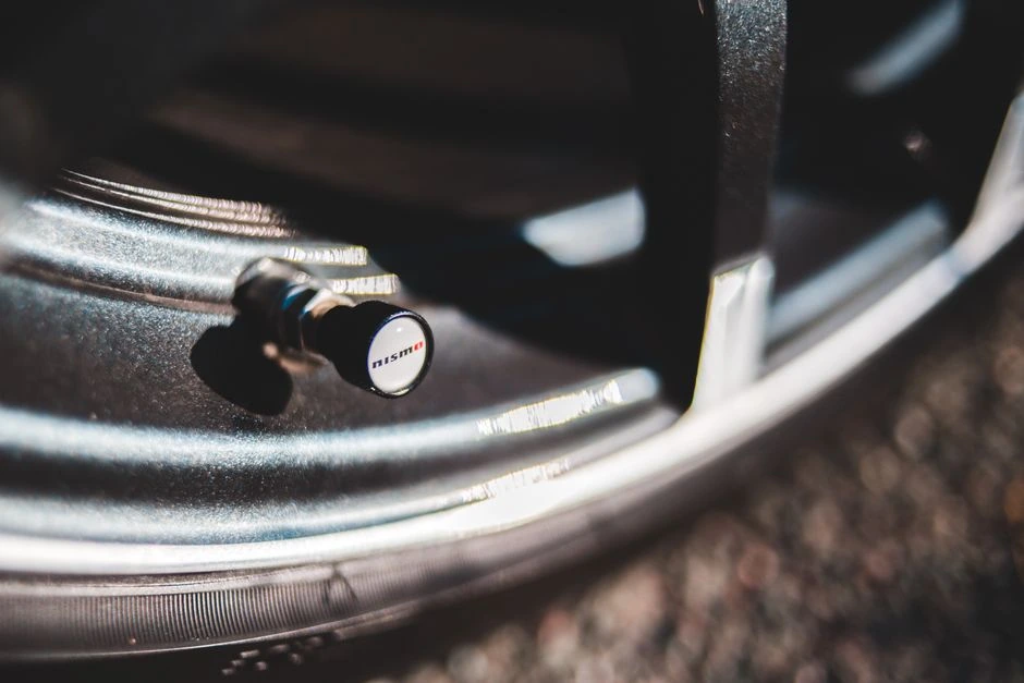 Automobilio padangos atrodo tvarkingos, tačiau slėgis krinta: patikrinkite ventilio vietą