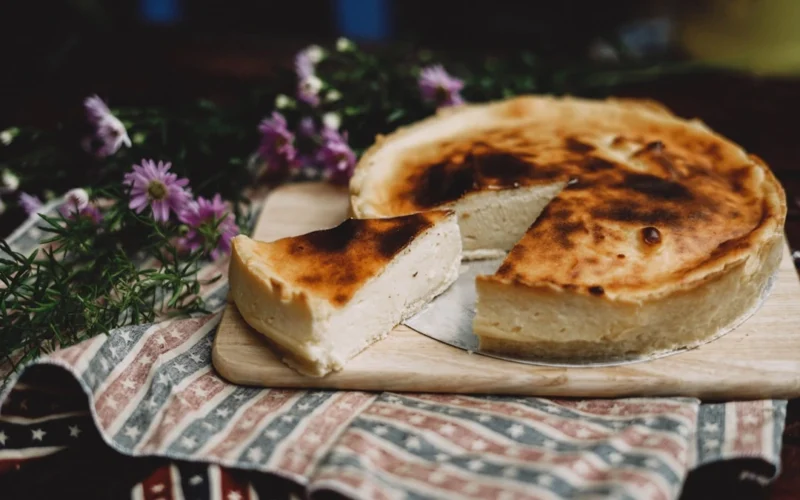 Varškės sūris iš kelių ingredientų: kaip paruošti tvirtą, gardų ir gražiai apskrundantį skanėstą