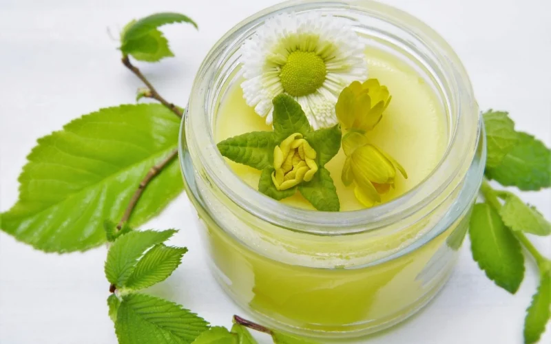 Kaip namuose pasigaminti veido kremą iš kelių paprastų ingredientų: receptas jautresnei odai