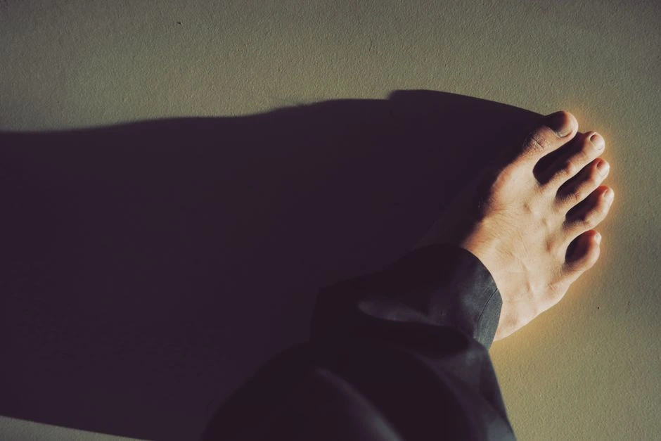 Niežtinti kojos pėda ne visada reiškia kelionę: ką apie tai sako prietarai