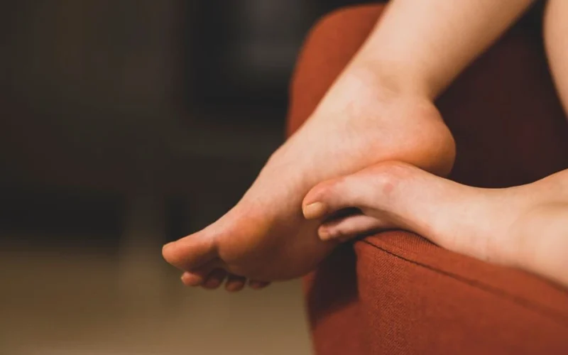 Niežtinti kojos pėda ne visada reiškia kelionę: ką apie tai sako prietarai