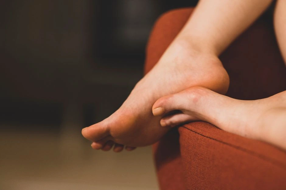 Niežtinti kojos pėda ne visada reiškia kelionę: ką apie tai sako prietarai