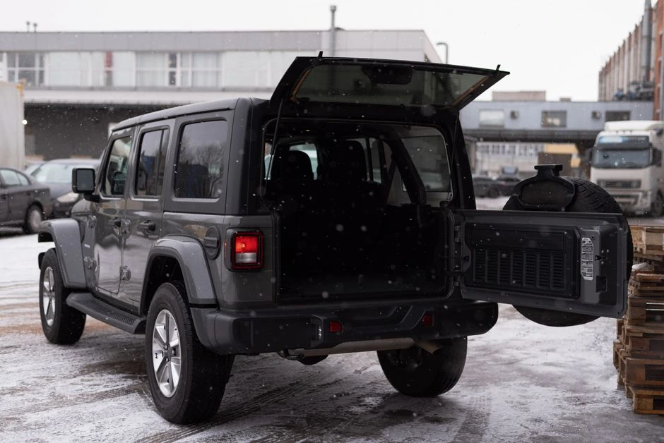 Automobilio bagažinėje kaupiasi vanduo: nesandari vieta dažnai slepiasi po kilimu