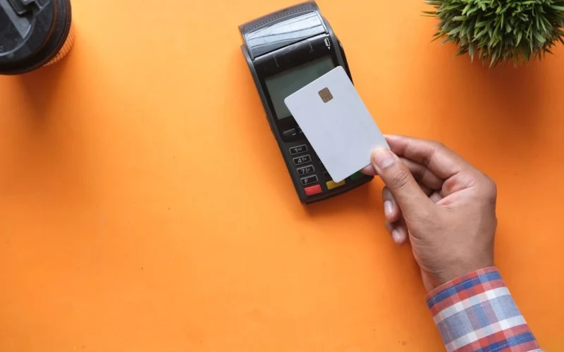 Banko kortelę prie terminalo glaudžiame automatiškai, bet viena situacija gali baigtis nemalonia staigmena