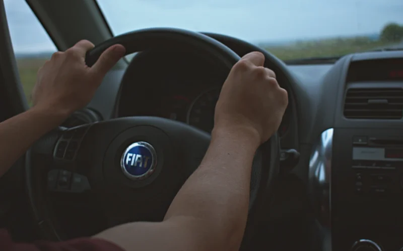 Automobilis pradėjo „plaukioti“ tiesiame kelyje – kaltos buvo ne padangos