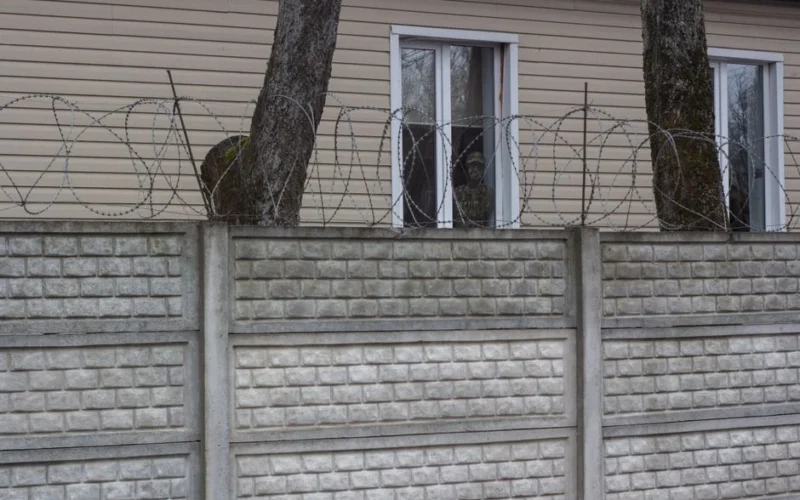 Kaimynas pasistatė tvorą beveik prie pat mano lango – matininkas parodė vieną skaičių ir viskas pasikeitė