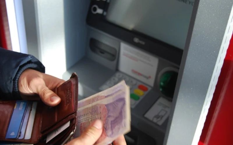 Bankomatas išdavė mažiau grynųjų. Ką būtina padaryti tuoj pat?