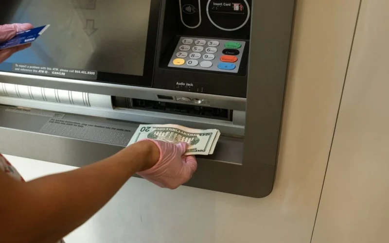 Bankomatas pradėjo pypsėti: ką verta patikrinti prieš pasiimant pinigus