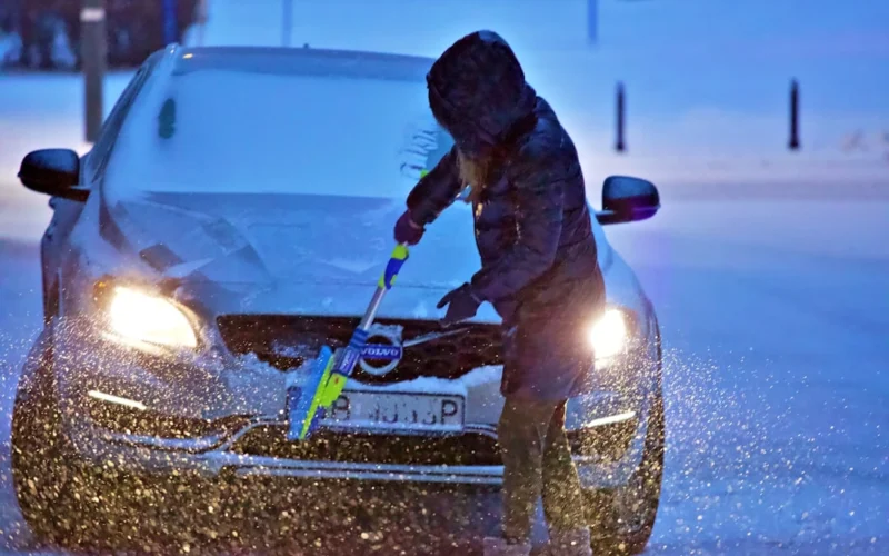 Automobilio akumuliatorius silpsta tyliai: trys požymiai išduoda artėjančią problemą