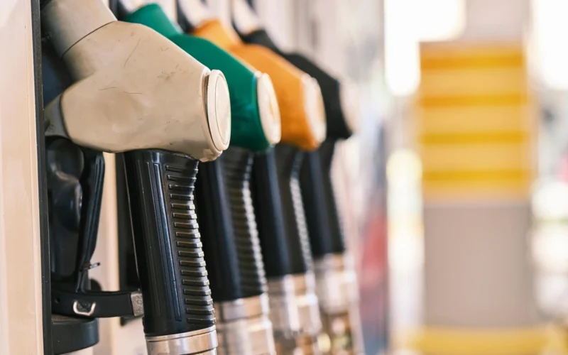 Ekonomistai įspėja: degalų kainos pasieks 2,50 €/l jau labai greitai. Nuo spalio pinigines "patuštinsime" dar labiau