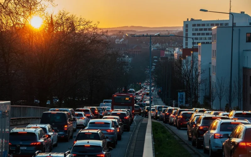 Rīta sastrēgumi Viļņā jau apnikuši daudziem. Ielās ir vairāk automašīnu nekā cilvēku