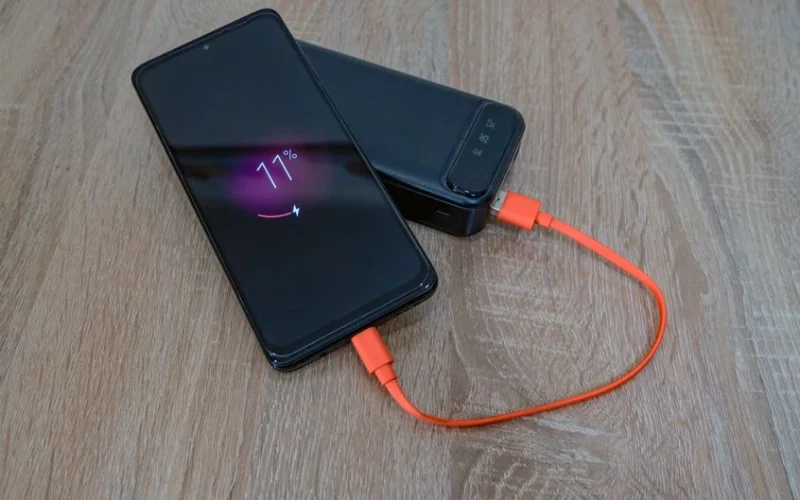 Telefons tiek lādēts visu nakti: eksperti skaidro, kad tas saīsina akumulatora kalpošanas laiku