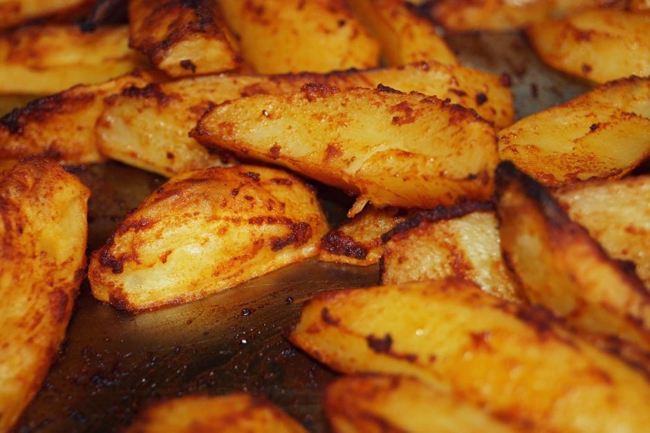 Keptos bulvės taps ypač traškios: pakanka į skardą įberti vieną ingredientą