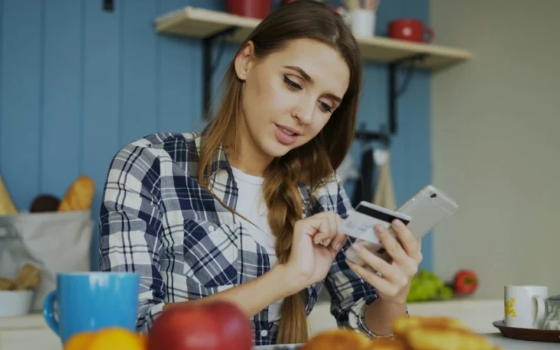 Viļņas iedzīvotāja Gabija, 30, piecu gadu laikā tālruņiem iztērēja 3 600 eiro: lētāki modeļi būtu ļāvuši ietaupīt 1 450