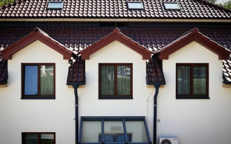 Pirms renovācijas māja bija patīkami vēsa, bet pēc renovācijas sakarsa un kļuva pārāk karsta