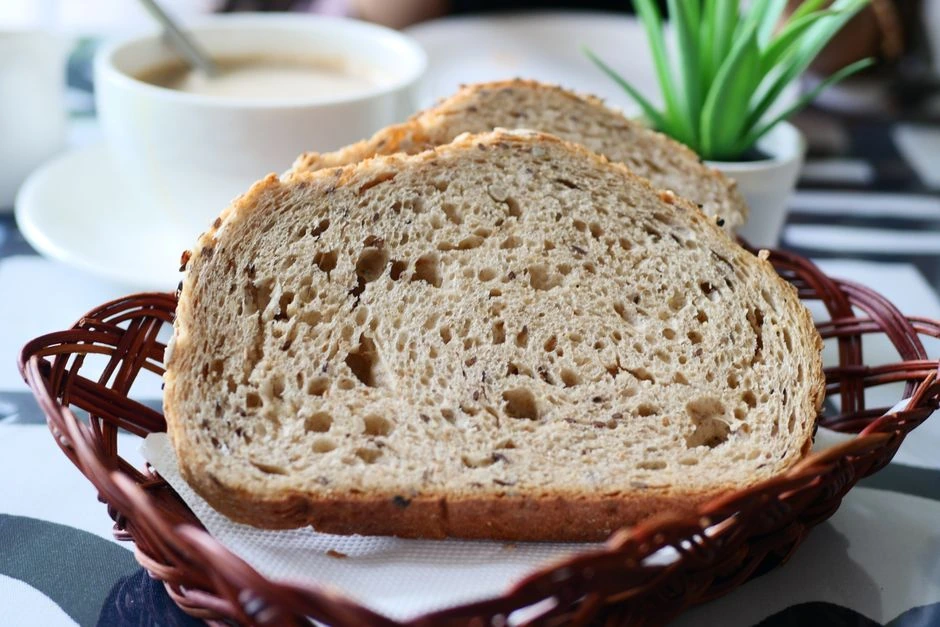 Brokastīs izvēlaties mīkstu maizīti: rudzu vai pilngraudu maize ilgāk sniegs sāta sajūtu