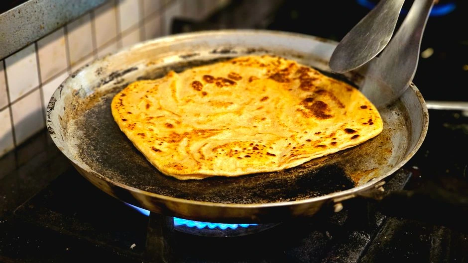 Kad nav laika picai, glābj panna: kefīra plācenīši ar sieru gatavi 20 minūtēs