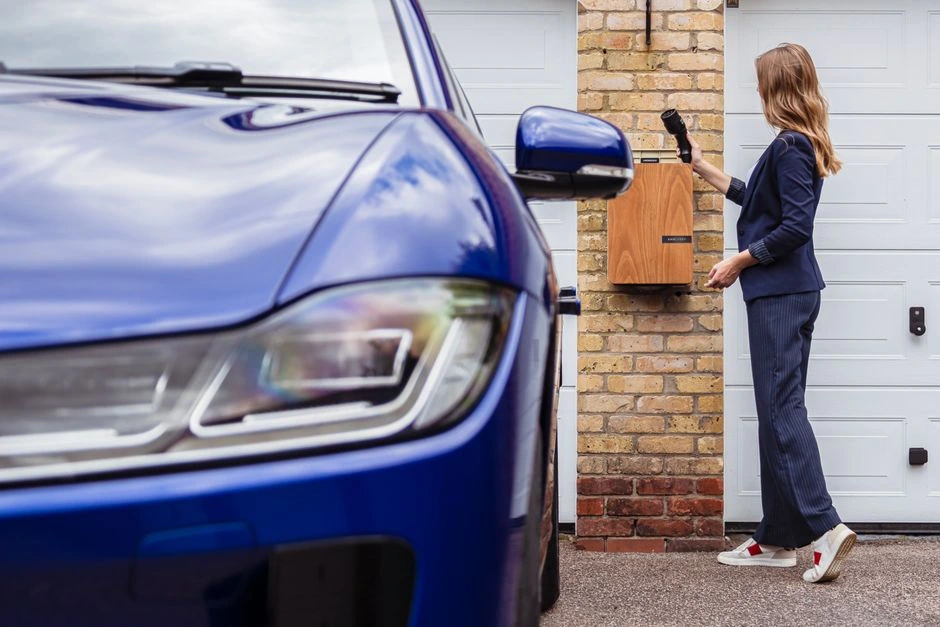 Kaimiņš uzstāda elektromobiļa uzlādes ierīci pie kopējās sienas: ērtības vai jauns konflikts?