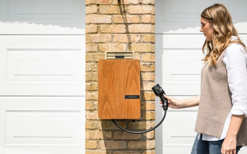 Kaimynas stato elektromobilio įkroviklį prie bendros sienos: patogumas ar naujas konfliktas?
