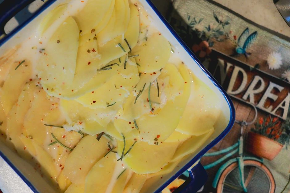 Kai vakarienei trūksta laiko: trys ingredientai skardoje pavirs sočiu bulvių apkepu