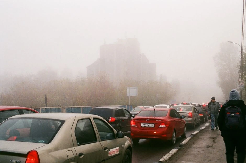 Kaimynas kas rytą ilgai šildo variklį kieme: ką apie tai sako įstatymas