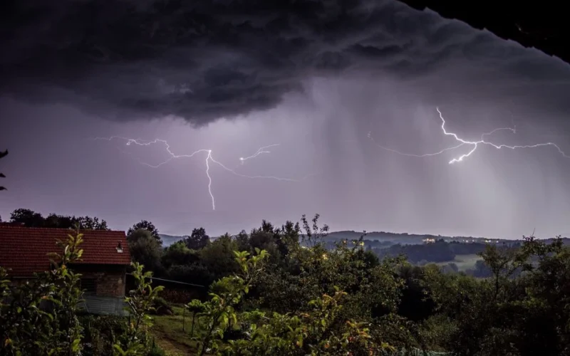 Virš tolimo rudens griaustinio pasirodė retas žaibas: fotografas jį užfiksavo už šimtų kilometrų