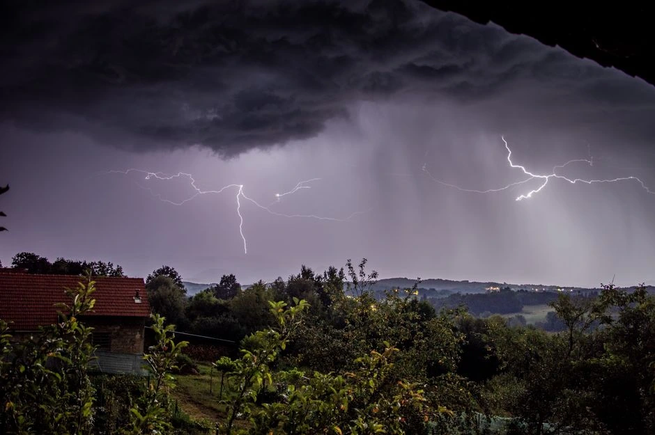 Virš tolimo rudens griaustinio pasirodė retas žaibas: fotografas jį užfiksavo už šimtų kilometrų
