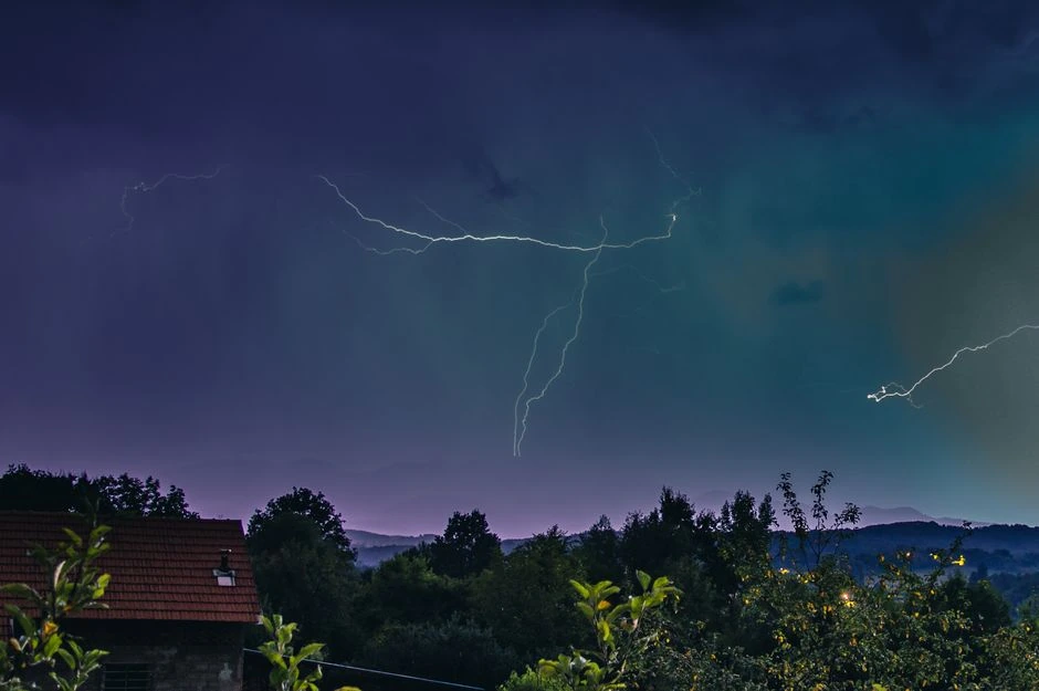 Virš tolimo rudens griaustinio pasirodė retas žaibas: fotografas jį užfiksavo už šimtų kilometrų