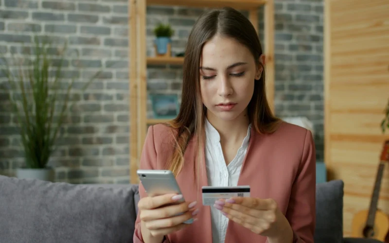 Gavau SMS iš „banko“ dėl užblokuotos kortelės ir paskambinau nurodytu numeriu: štai kuo tai baigėsi