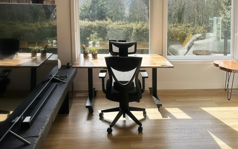 Ergonominės ar paprastos kėdės darbe? Ką rinktis, kad jūsų laikysena išliktų gera