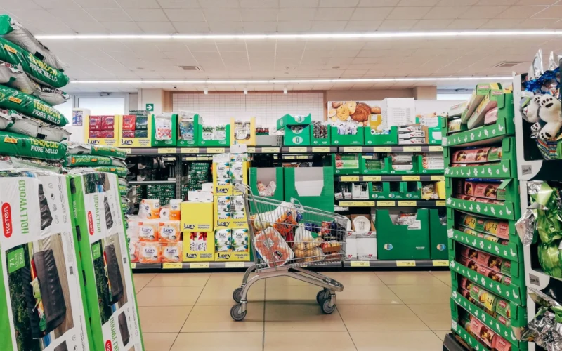 Parduotuvėje pigesnė pakuotė ne visada laimi: rinktis akciją ar mažesnį kiekį?