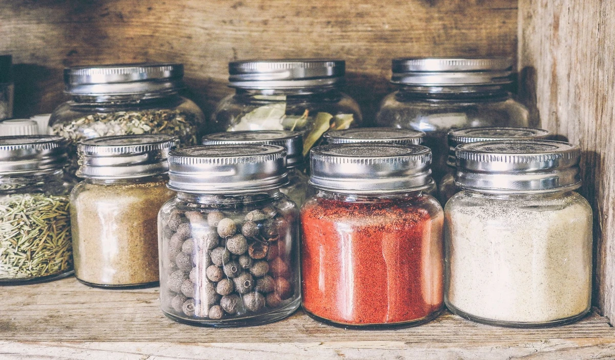 Prieskonių indeliai skleidžia kvapą į spintelę: kaimynė parodė paprastą laikymo gudrybę