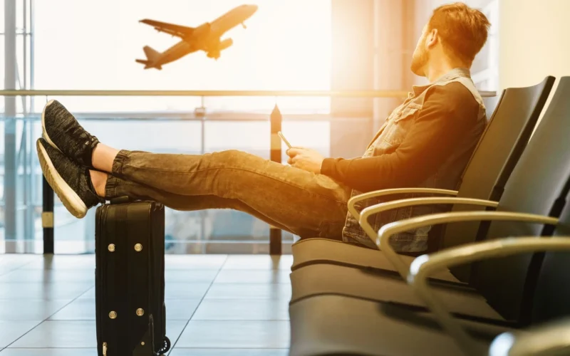 Kāpēc lidot šortos var būt slikta doma: viena drošības detaļa, ko pasažieri bieži aizmirst