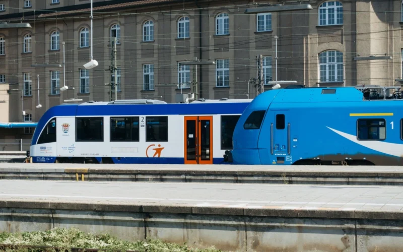 Kelionės traukiniais ir tarpmiestiniais autobusais galėtų pigti perpus: keleiviai turi laukti galutinio sprendimo