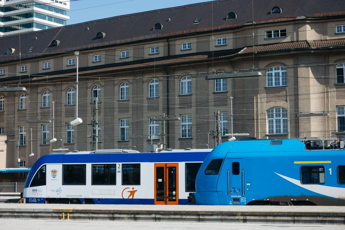 Kelionės traukiniais ir tarpmiestiniais autobusais galėtų pigti perpus: keleiviai turi laukti galutinio sprendimo