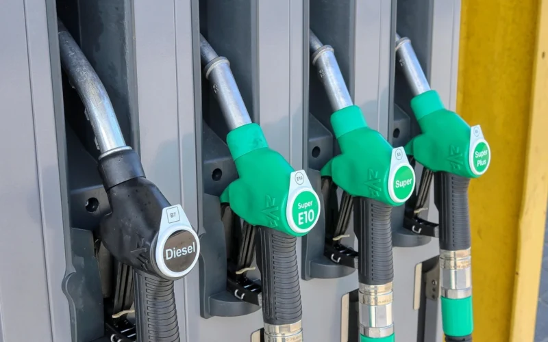 Pirmadienį benzinas ir dyzelinas nežymiai atpigo, tačiau SND pabrango: vairuotojai turi perskaičiuoti išlaidas
