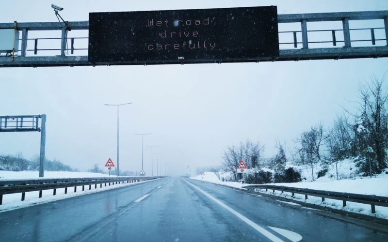 „Via Baltica“ posmā mainīsies ātruma kontrole: autovadītājiem būs jāseko viedajiem ceļa paziņojumiem