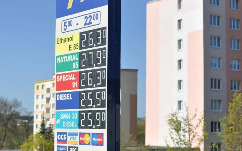 Nākamgad lidojumi var kļūt dārgāki: pasažieriem jāizvērtē degvielas krīzes ietekme uz biļešu cenām