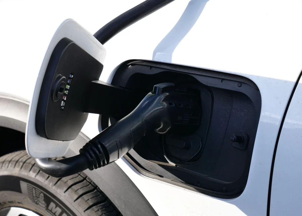 Naudotas elektromobilis atrodo pigus: baterijos gedimas gali kainuoti daugiau nei pats automobilis