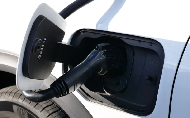 Naudotas elektromobilis atrodo pigus: baterijos gedimas gali kainuoti daugiau nei pats automobilis