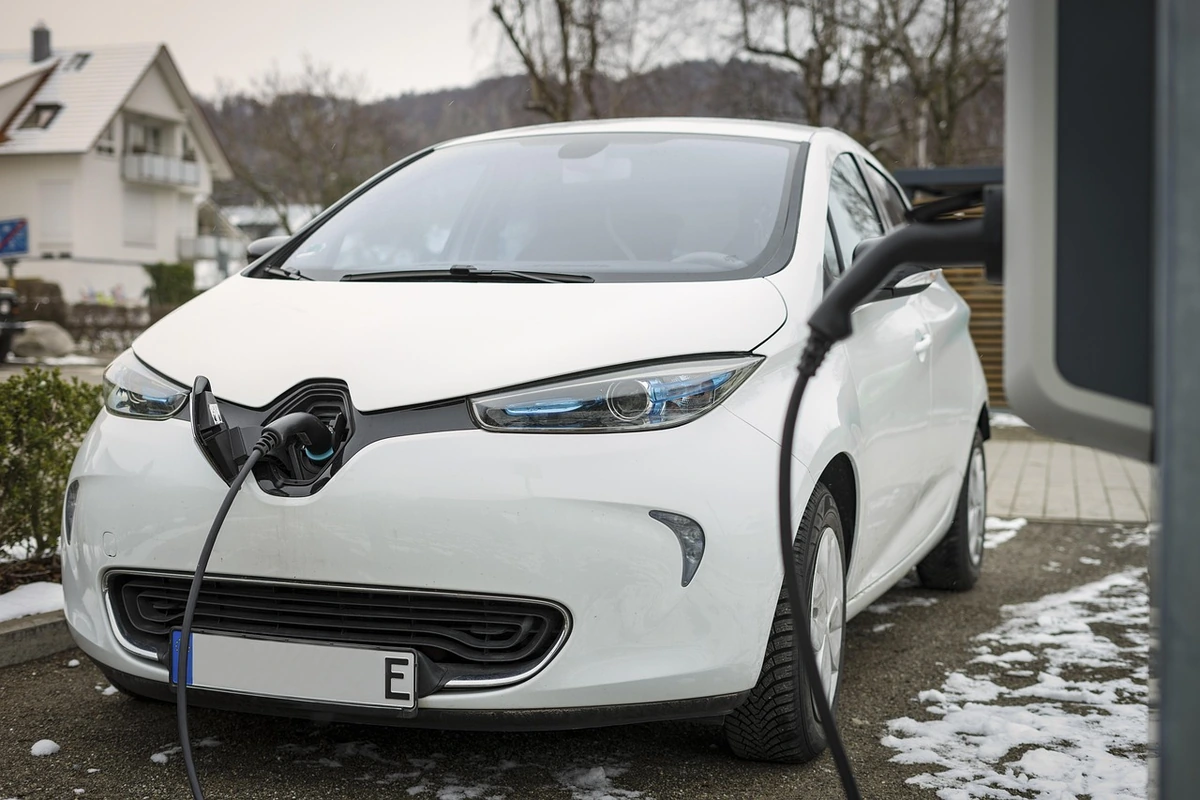 Lietots elektromobilis izskatās lēts: akumulatora bojājums var maksāt vairāk nekā pats automobilis