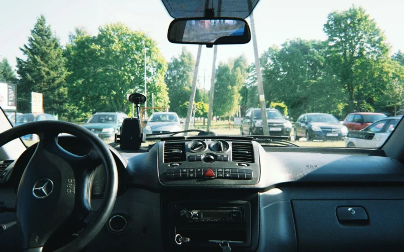 Rugsėjį automobilį šildyti prieš važiuojant ar iškart pajudėti: įprotis ar nauda?