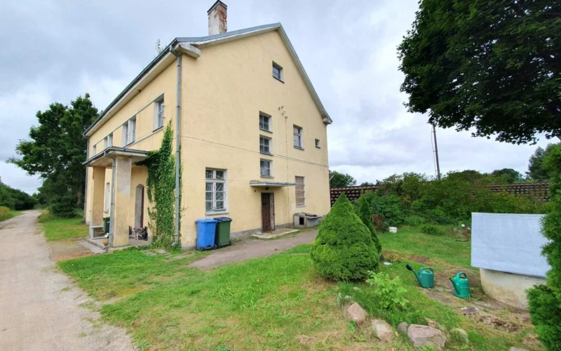Par 51 tūkstoti eiro tiek pārdota visa vecā dzelzceļa stacija: tās vēsture sākās jau Pirmā pasaules kara laikā