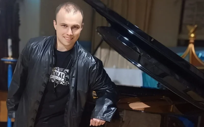 Benamis vyras bažnyčioje prisėdo prie pianino