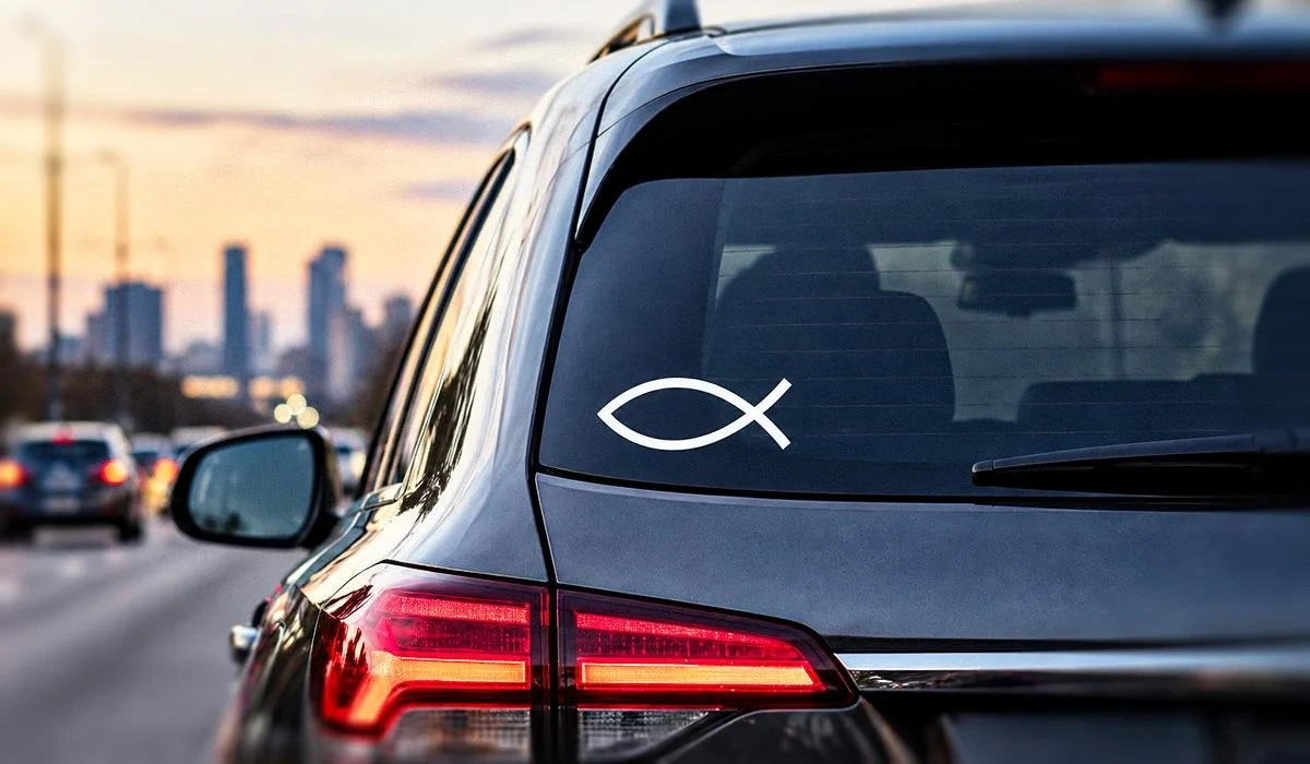 "Žuvies" ženklas ant automobilio