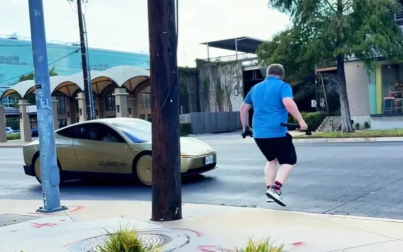 Vyras šoko priešais „Tesla Cybercab“