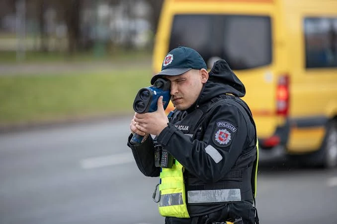 Ieraudzījāt policistu ar “fēnu” un samazinājāt ātrumu? Var būt jau par vēlu – Lietuvā mēra arī no vairāk nekā kilometra attāluma
