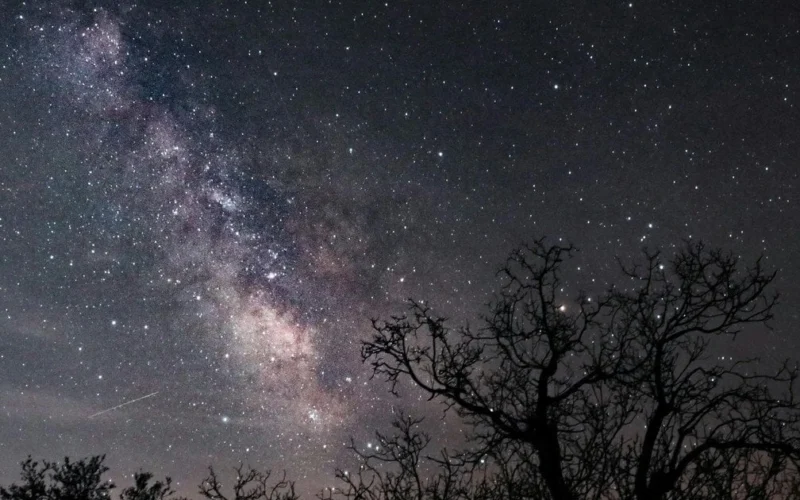 Nakts debesīs sācies viens no gada ilgākajiem meteoru lietiem: svarīgākie būs divi datumi