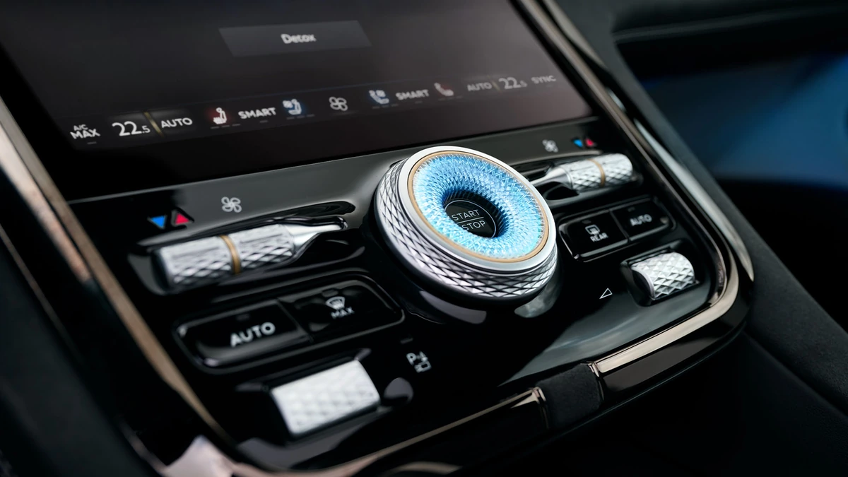 „Bentley“ pristatė pirmąjį elektromobilį „Torcal“